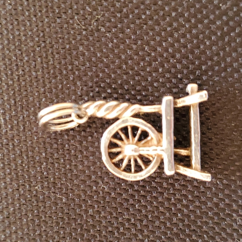 💚 Vintage spinning wheel charm